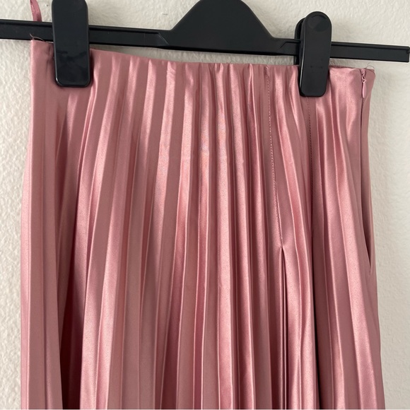 Zara pink satin effect pleated skirt XS - Picture 2 of 3